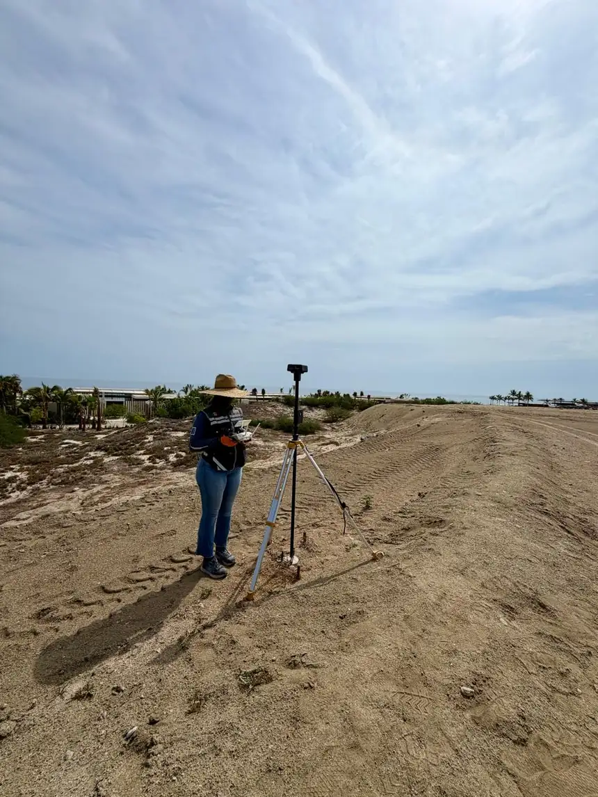 Base GNSS montada sobre tripié en campo para dar correcciones al vuelo