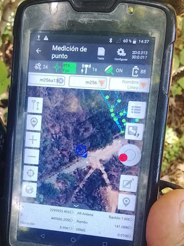 Pantalla de colector GNSS en RTK Fijo con 24 satélites y precisión horizontal de 1.3 cm