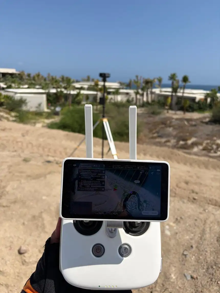 Pantalla del control del dron con el aviso de pérdida de señal RTK y regreso a modo GNSS