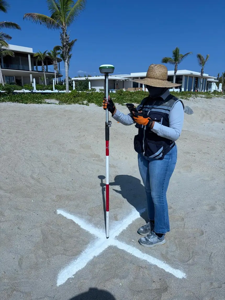 Cruz de cal marcada en el terreno y levantada con receptor GNSS como punto de control terrestre
