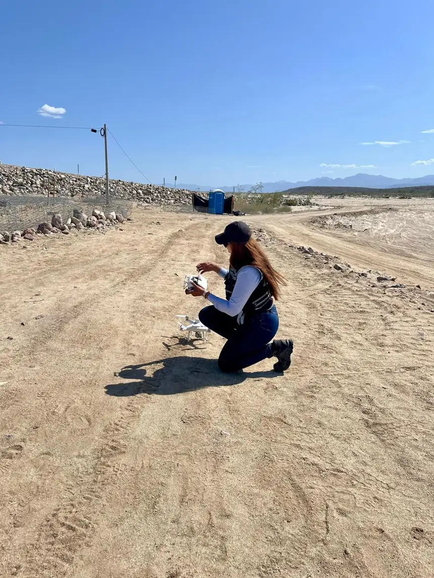 Dron de ala rotativa preparado en campo antes de despegar para un vuelo fotogramétrico
