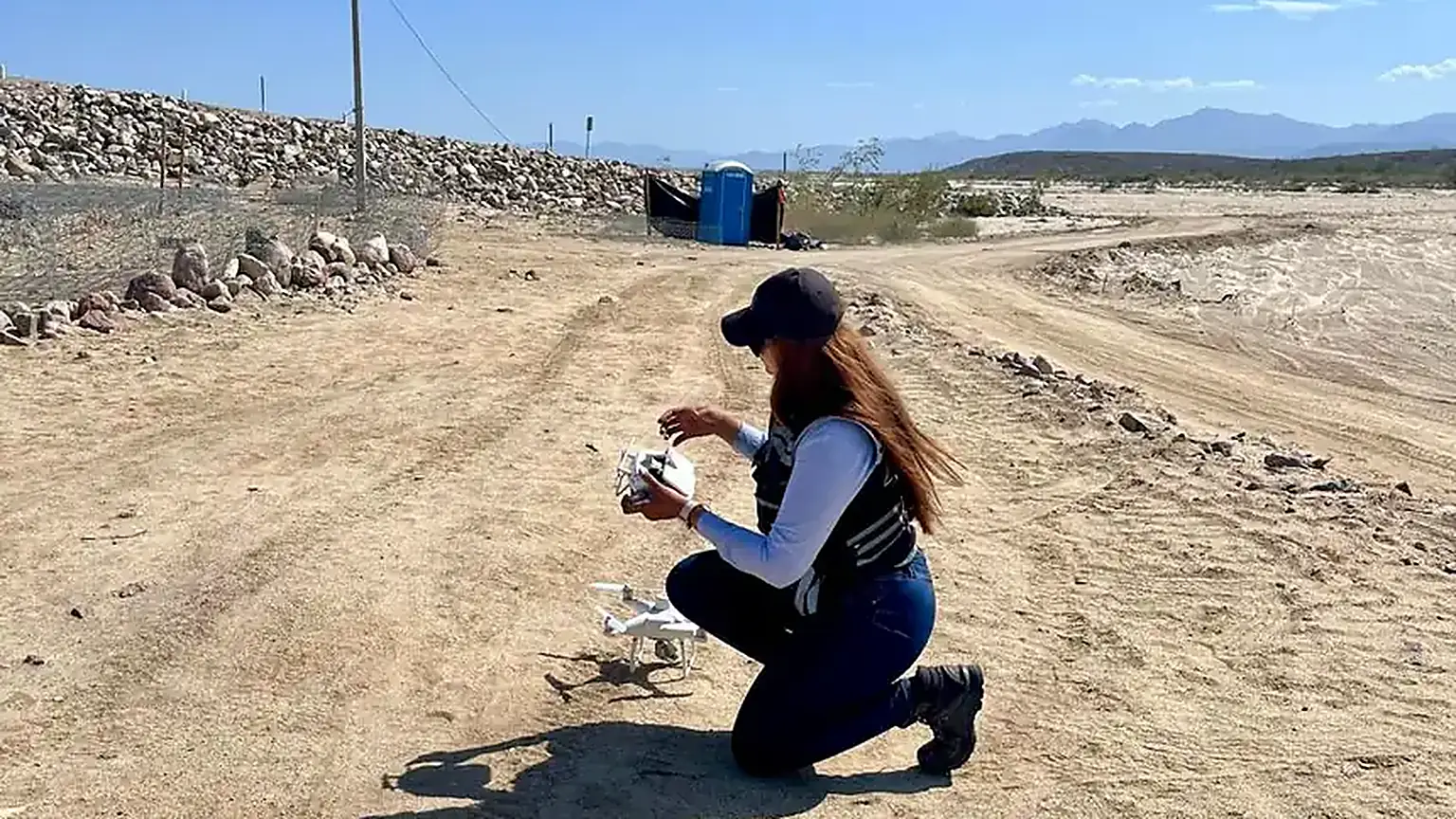 Operadora de CISA Topografía preparando el dron en campo antes de un vuelo fotogramétrico