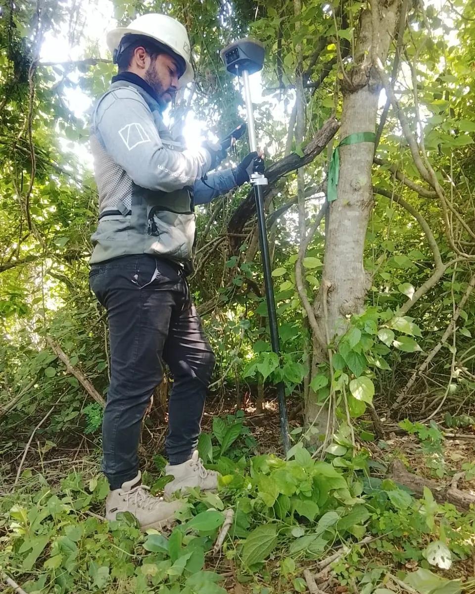 Topógrafo de CISA midiendo con receptor GNSS RTK bajo dosel vegetal cerrado en Nayarit