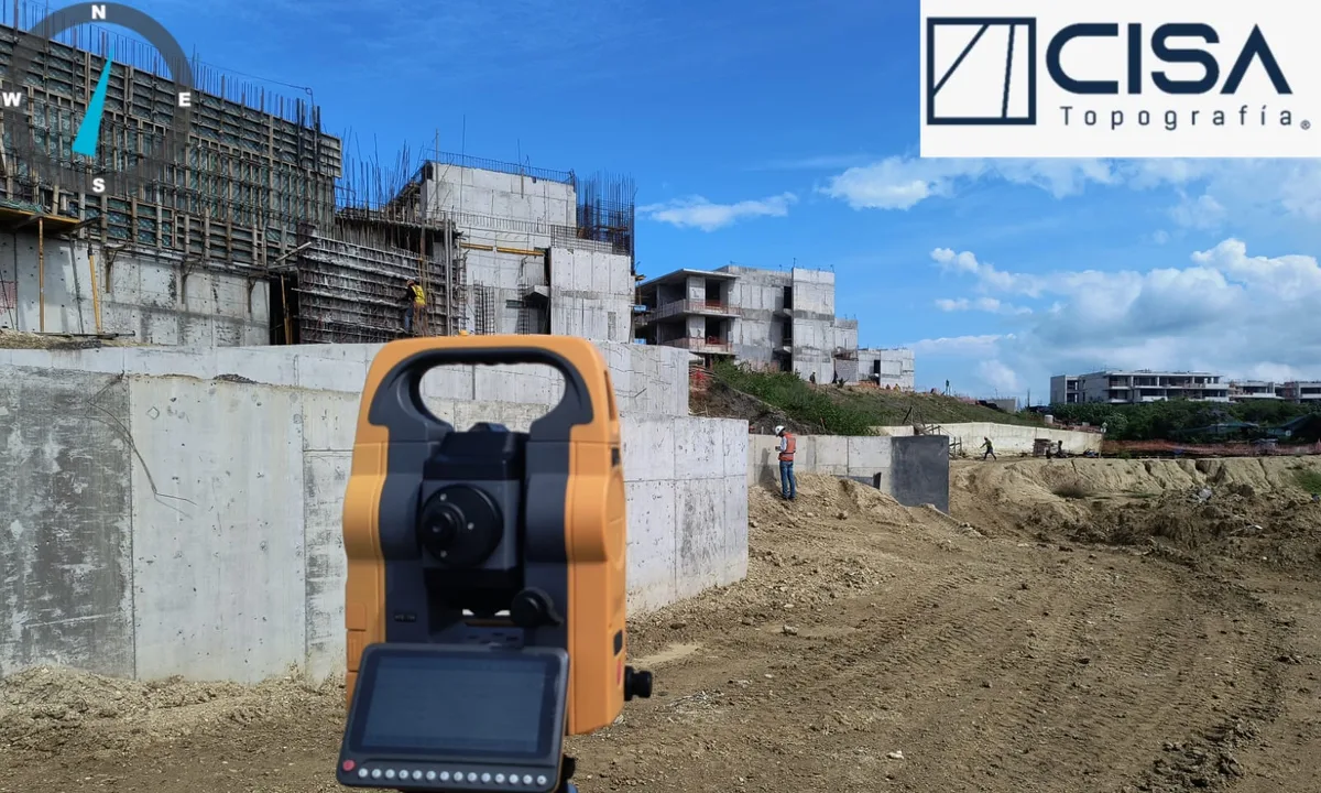 Estación total de CISA realizando control de obra frente a una estructura de concreto